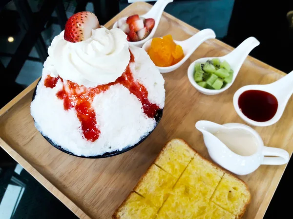 Полуниця Бінг су, Корейська десерт — стокове фото