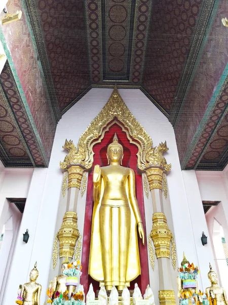Altın buddha standları Nakhon Pathom, thailand — Stok fotoğraf
