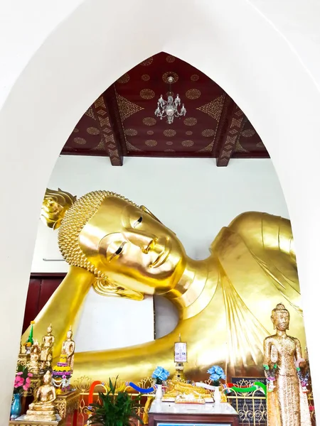 Golden buddha w Nakhon Pathom, Tajlandia — Zdjęcie stockowe