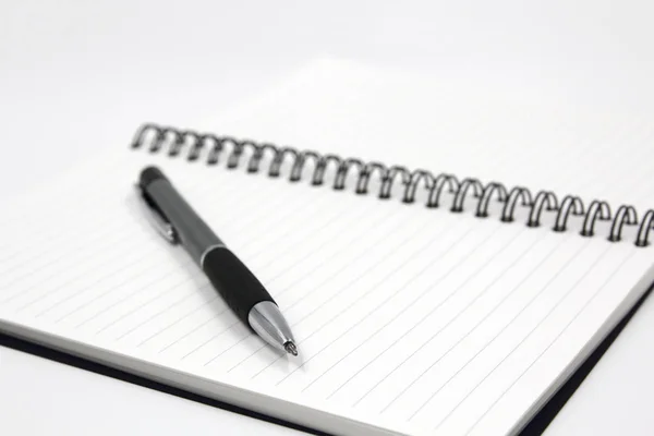 Caderno e caneta isolados sobre fundo branco — Fotografia de Stock