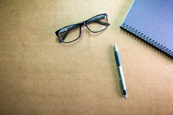 Obchodní příslušenství na ploše: zápisník, pero, brýle. S vig — Stock fotografie