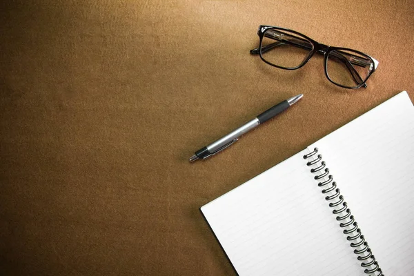 İş amaçlı aksesuarları üstünde okul sırası: defter, kalem, bardak. Vig ile