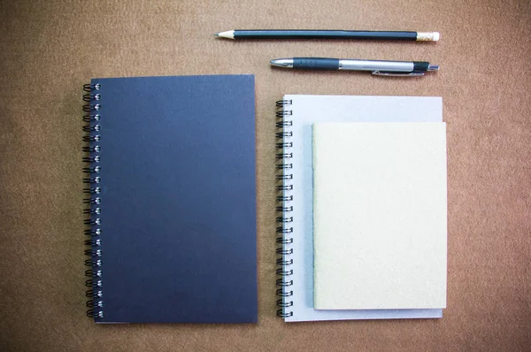 Accesorios de negocios en el escritorio: cuadernos, bolígrafo, lápiz. Con vig — Foto de Stock