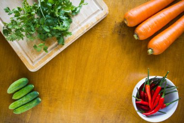 Tahta arka planda taze sebzeler