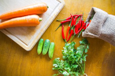 Tahta arka planda taze sebzeler