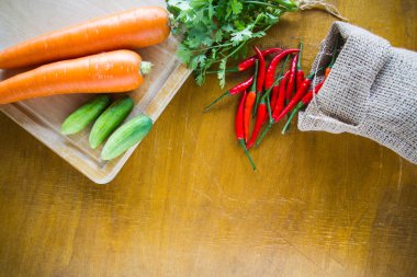 Tahta arka planda taze sebzeler