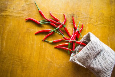 Ahşap arka planda kırmızı kırmızı kırmızı biber.