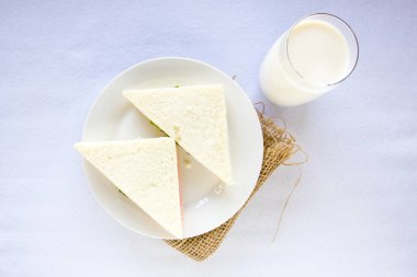 Sandviç ve süt cam.