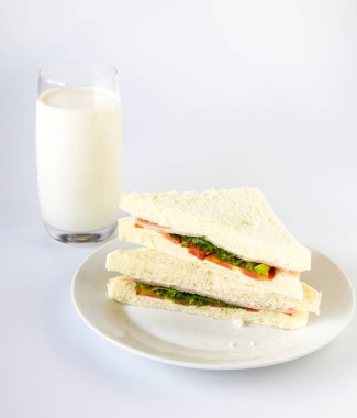 Sandviç ve süt cam.