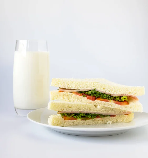 Sandwich y vaso de leche . — Foto de Stock