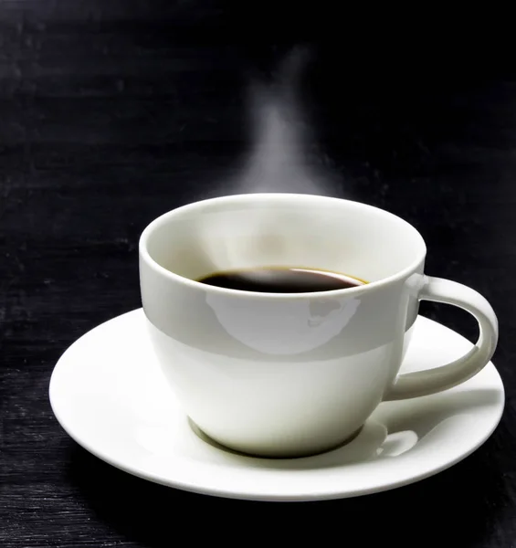 Una taza de café sobre una mesa de madera — Foto de Stock