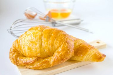 Ev yapımı ekmek ya da topuz beyaz arka plan, kruvasan puf, bre