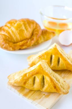 Ev yapımı ekmek ya da topuz beyaz arka plan, kruvasan puf ve p