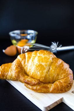 Ev yapımı ekmek veya ahşap arka plan, kruvasan puf, brea çörek