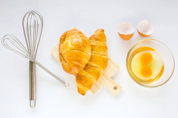 Hausgemachtes Brot oder Brötchen auf weißem Hintergrund, Blätterteig, — Stockfoto