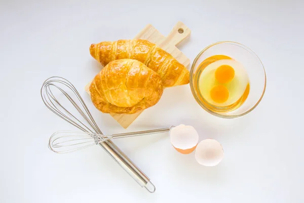 Pães caseiros ou pão sobre fundo branco, croissant puff, bre — Fotografia de Stock