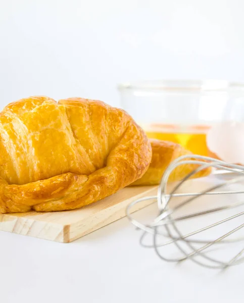 Pães caseiros ou pão sobre fundo branco, croissant puff, bre — Fotografia de Stock