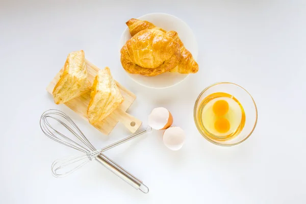 Hausgemachtes Brot oder Brötchen auf weißem Hintergrund, Croissant-Blätterteig und — Stockfoto