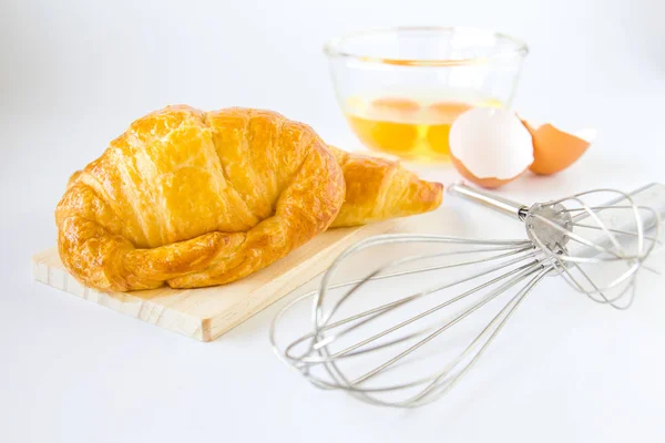 Hausgemachtes Brot oder Brötchen auf weißem Hintergrund, Blätterteig, — Stockfoto