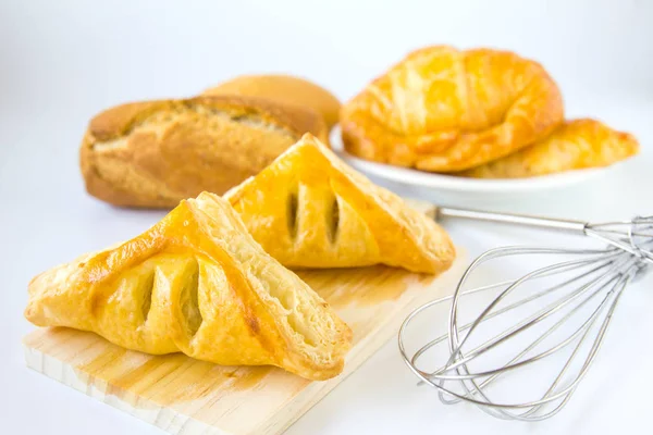 Hausgemachtes Brot oder Brötchen auf weißem Hintergrund, Frühstücksspeise — Stockfoto