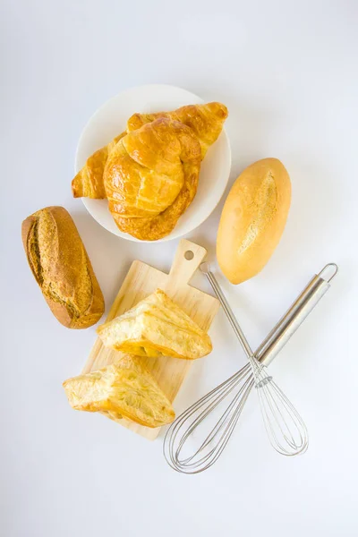 Pães caseiros ou pão no fundo branco, comida de pequeno-almoço — Fotografia de Stock