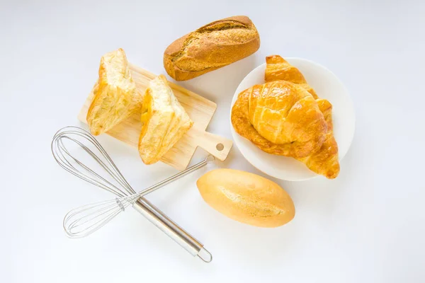 Pães caseiros ou pão no fundo branco, comida de pequeno-almoço — Fotografia de Stock