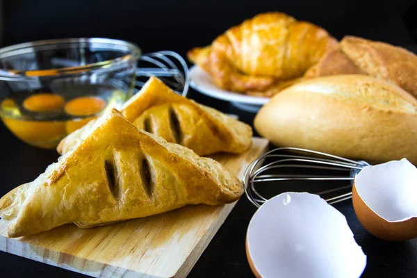 Hausgemachtes Brot oder Brötchen auf Holz Hintergrund, Frühstück Essen — Stockfoto