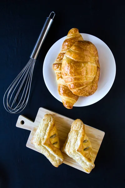 Pains ou pains faits maison sur fond de bois, feuilleté croissant et pi — Photo