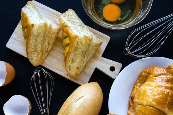 Hembakat bröd eller bulle på trä bakgrund, frukostmat — Stockfoto