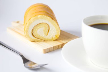 İsviçre rulo ve beyaz arka plan üzerinde kahve.