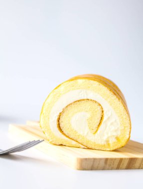 İsviçre rulo beyaz arka plan üzerinde.