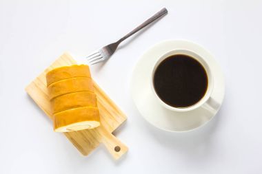 İsviçre rulo ve beyaz arka plan üzerinde kahve.