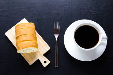 İsviçre rulo ve ahşap zemin üzerine kahve.