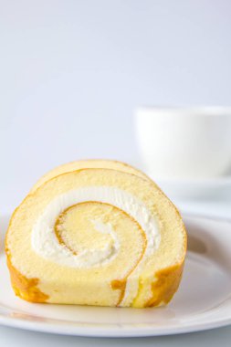 İsviçre rulo ve beyaz arka plan üzerinde kahve.