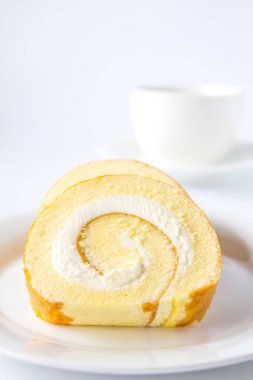 İsviçre rulo ve beyaz arka plan üzerinde kahve.