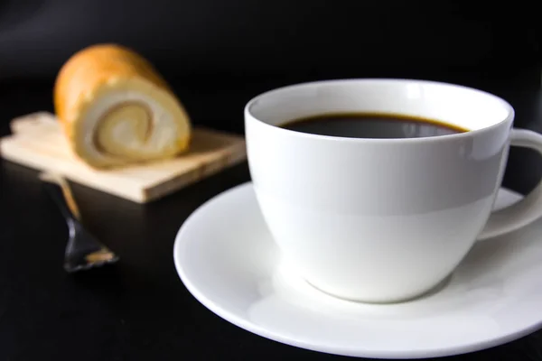 Rollo suizo y café sobre fondo de madera . — Foto de Stock