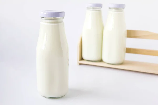 Garrafa de leite na caixa — Fotografia de Stock