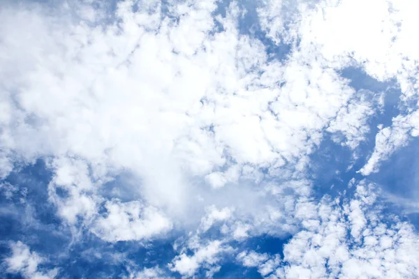 Blauer Himmel und Wolken — Stockfoto