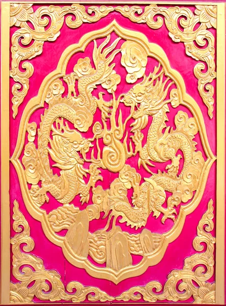 中国寺院の赤いドアに刻まれた木材 — ストック写真