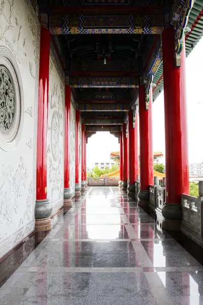 传统的中国式庙宇在扫管笏愣一氧化碳彝族在泰国暖武里府. — 图库照片