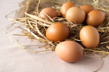 saman üzerinde yumurta