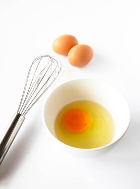 Çırpma teli ile bir kasede yumurta