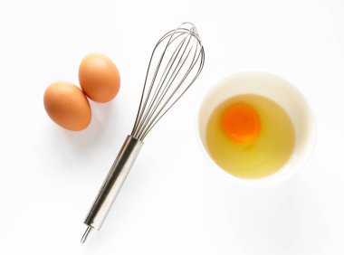 Çırpma teli ile bir kasede yumurta