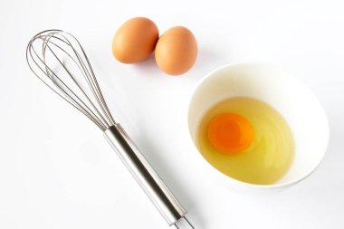 Çırpma teli ile bir kasede yumurta