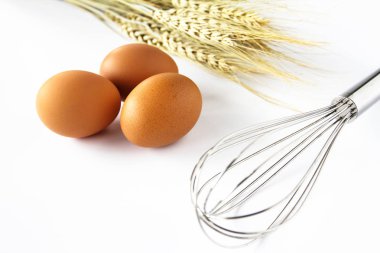 yumurta ve yumurta çırpıcı