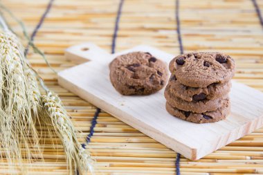 Odun kesmenin üzerinde Chocolate Chip Cookies
