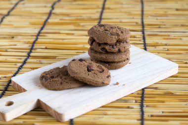 Odun kesmenin üzerinde Chocolate Chip Cookies