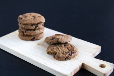 Odun kesmenin üzerinde Chocolate Chip Cookies