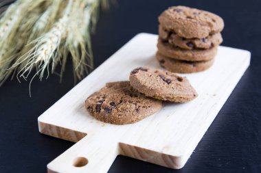 Odun kesmenin üzerinde Chocolate Chip Cookies