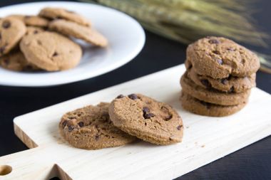 Chocolate Chip Cookies Doğrama ahşap ve beyaz plaka üzerinde